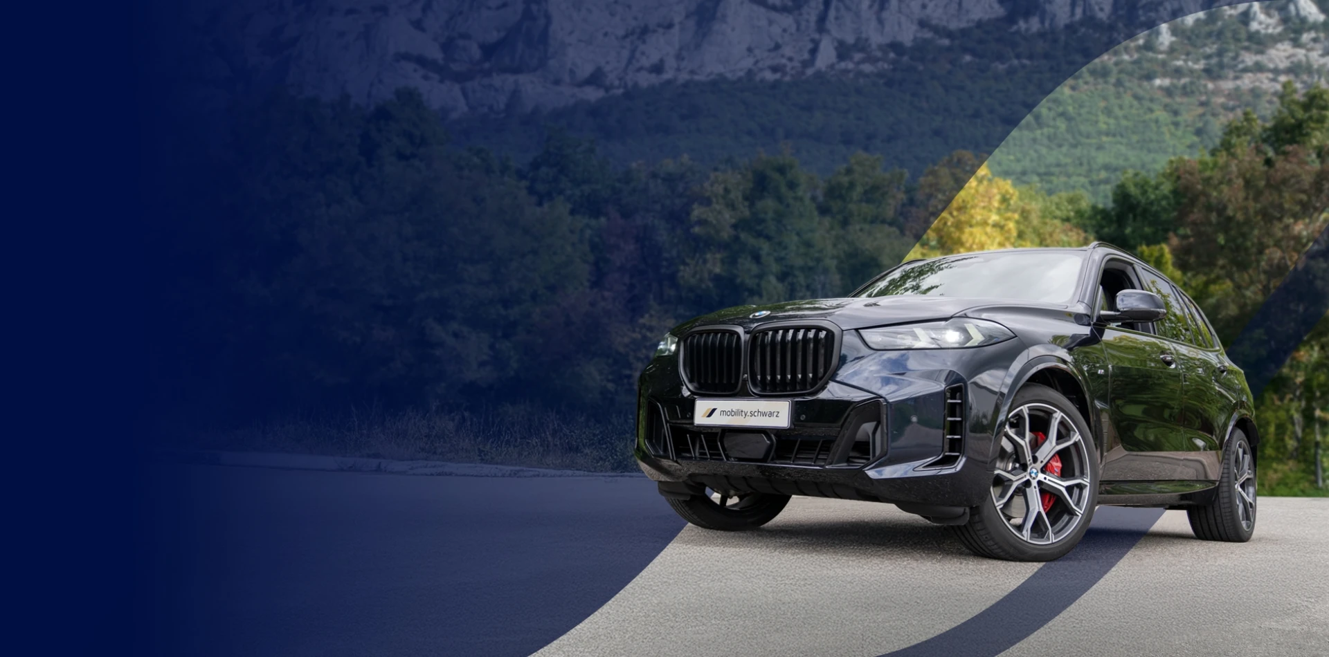 Ein BMW X5 in Szene gesetzt auf einer Straße mit Bäumen im Hintergrund