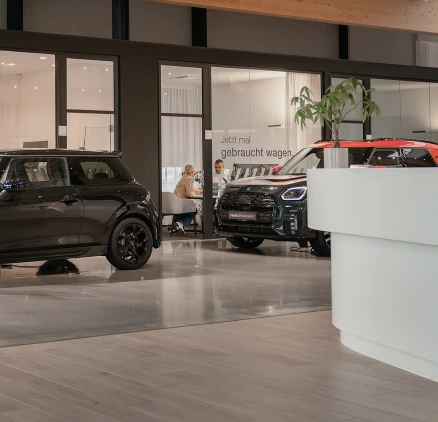 Ausschnitt eines Showrooms für den Fahrzeugverkauf mit zwei BMW Mini