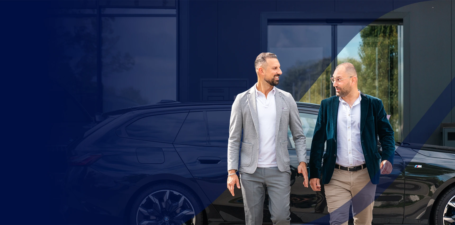 Ein Verkäufer und ein Kunde vor einem Fahrzeug von mobility.schwarz.