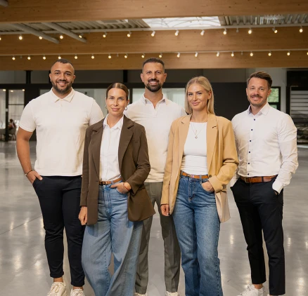 Ein Teambild von fünf Mitarbeitern der mobility.schwarz.