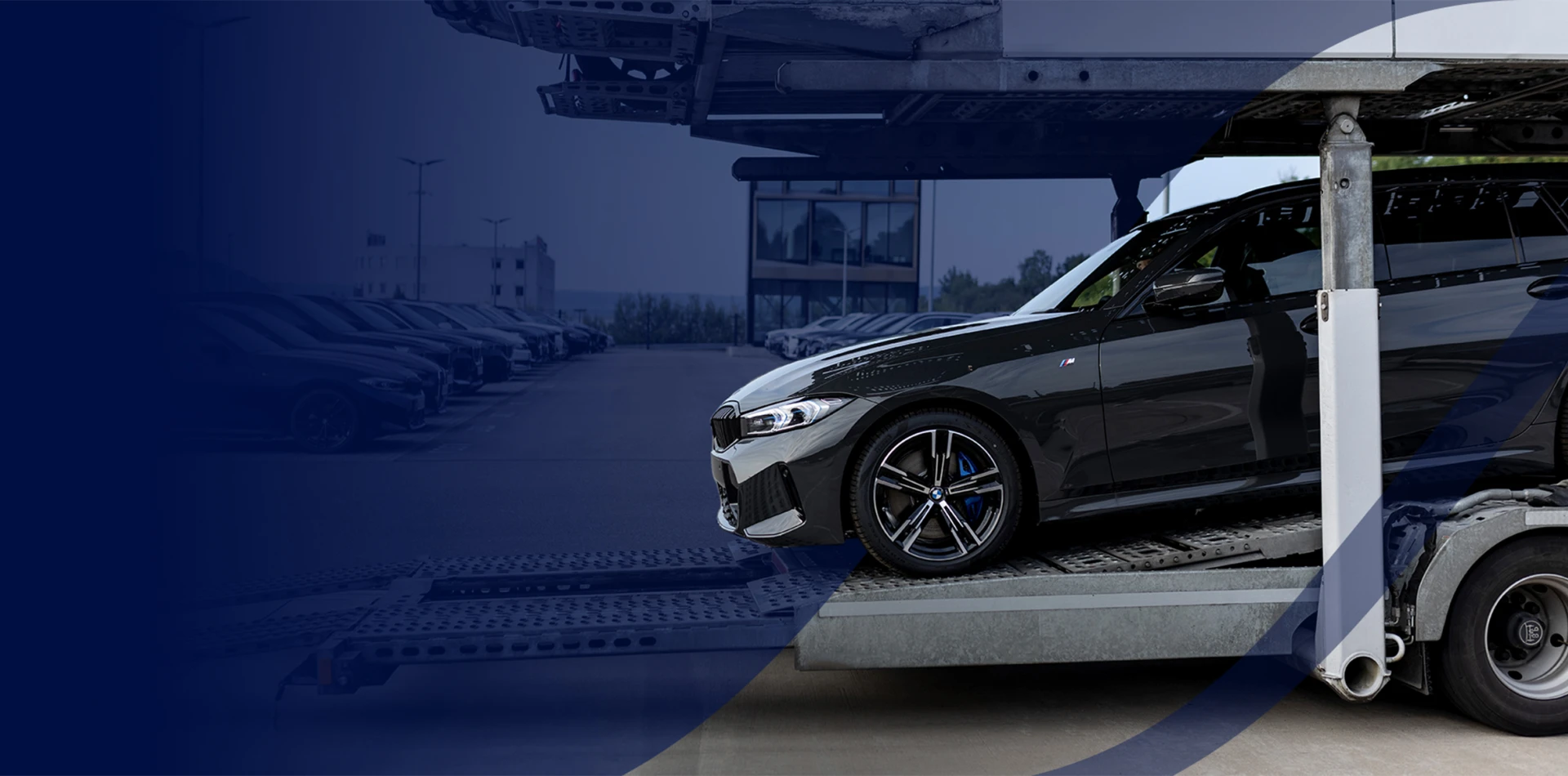 Ein Ausschnitt eines BMW auf einem LKW.