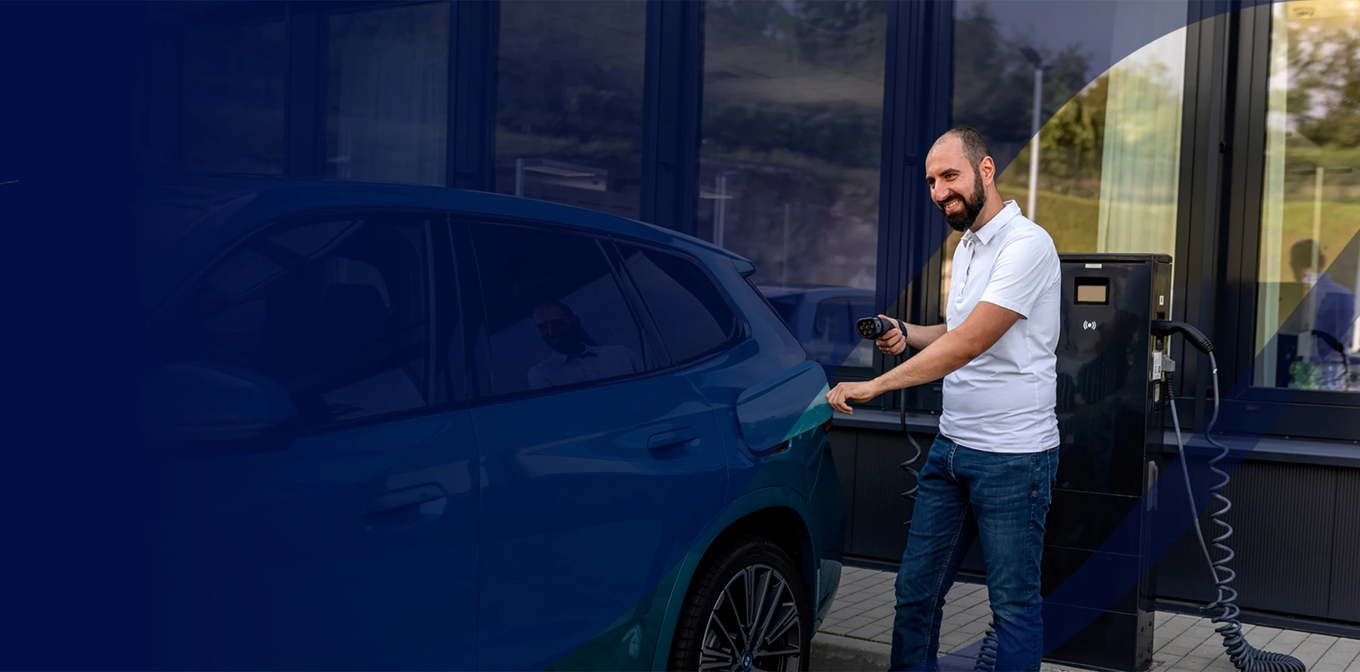 Ein Mann lädt seinen BMW X1 an der Ladesäule