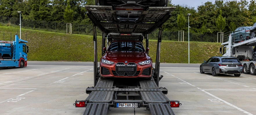 Ein Fahrzeugtransport verkaufter Gebrauchtwagen.