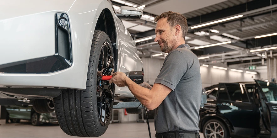 Radmontage durch einen Servicemitarbeiter.