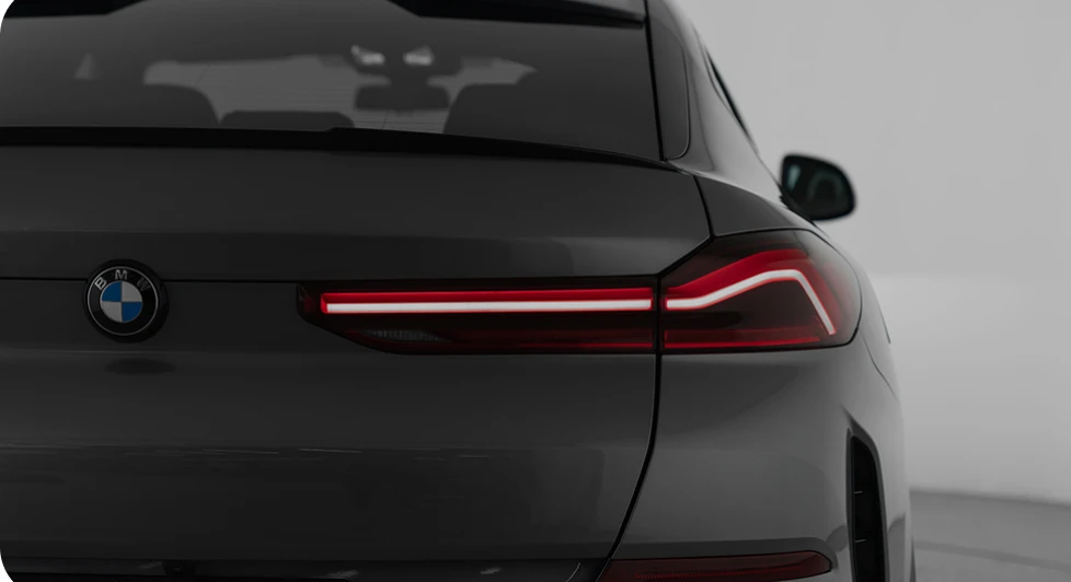 Ein Detailshot des Hecks eines BMW X6.