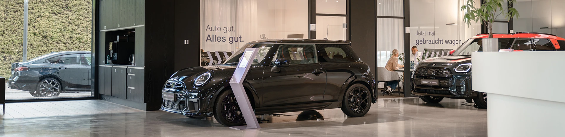 Ausschnitt Showroom mobility.schwarz preiswerte Gebrauchtwagen BMW Mini