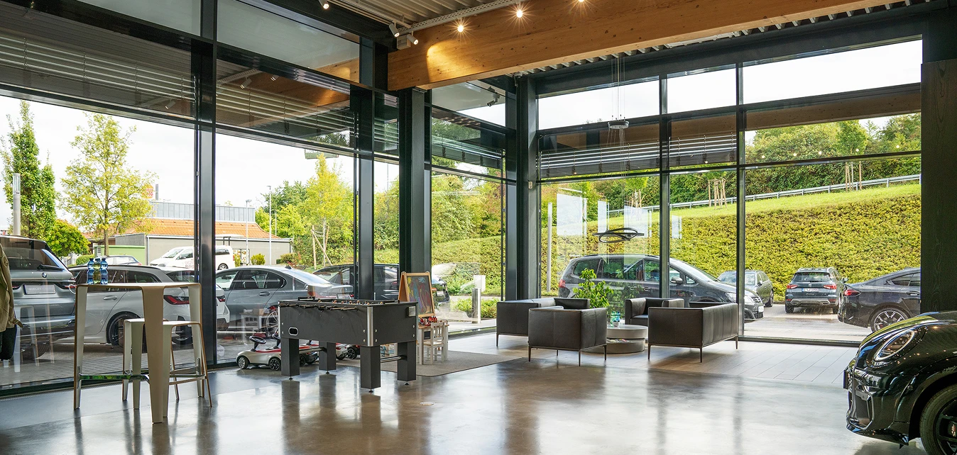 Ein Ausschnitt aus dem Showroom der mobility.schwarz inklusiv des Wartebereichs.