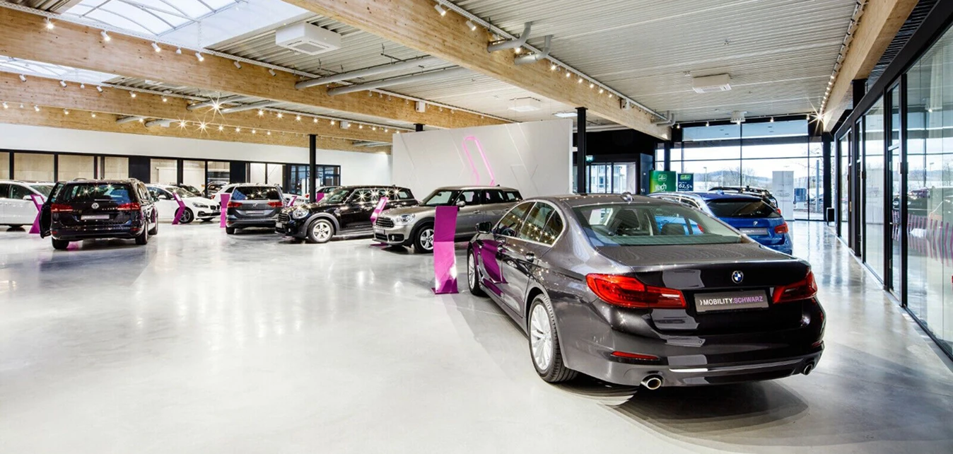 Ein Bild aus dem Showroom der Fahrzeugausstellung in Ellhofen.