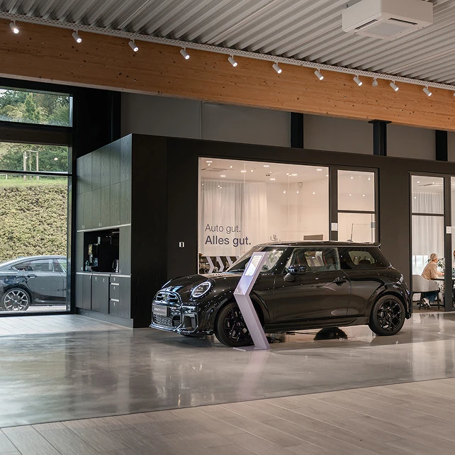 Ein Bild aus dem Showroom der mobility.schwarz inkl. eines MINIs